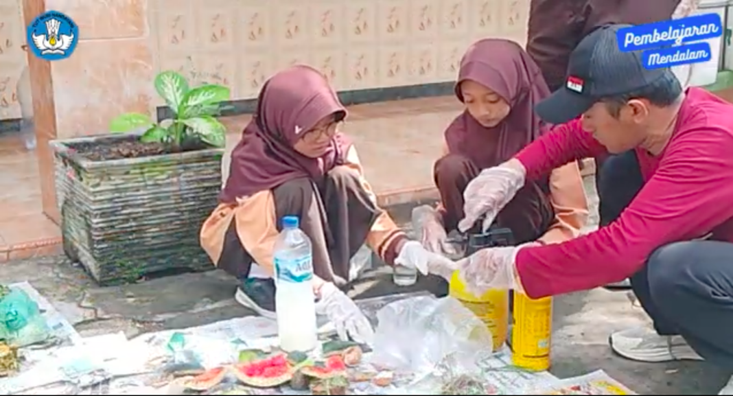 PEMBUATAN KOMPOSTER SEDERHANA