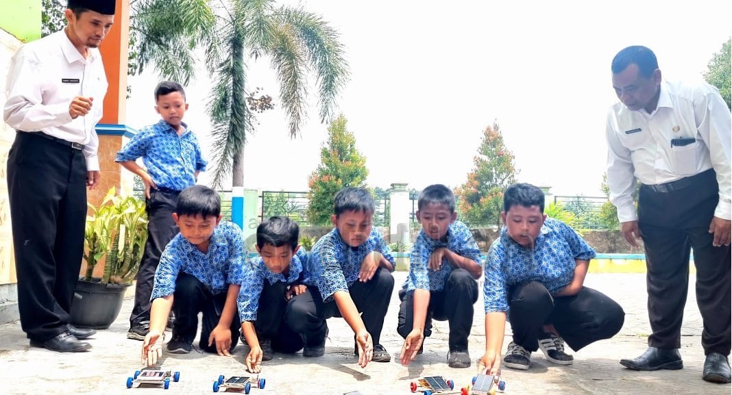 MINIATUR MOBIL TENAGA SURYA (SOLAR CAR)
